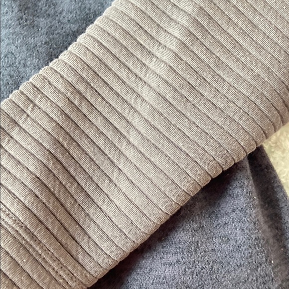 The North Face Gray Utility Jacket with Hood and Fitted Silhouette - Picture 7 of 7